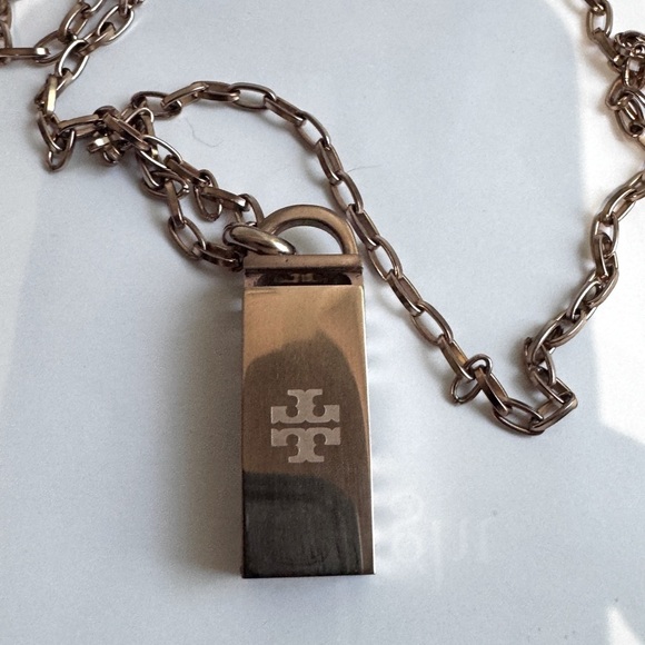 ✨ Tory Burch Rose Gold-Tone Logo Pendant Necklace – Chic, Sleek & Fabulous ✨ - Picture 16 of 16